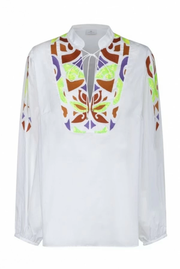 Camisa blanca Nenette con detalles en lentejuelas étnicos
