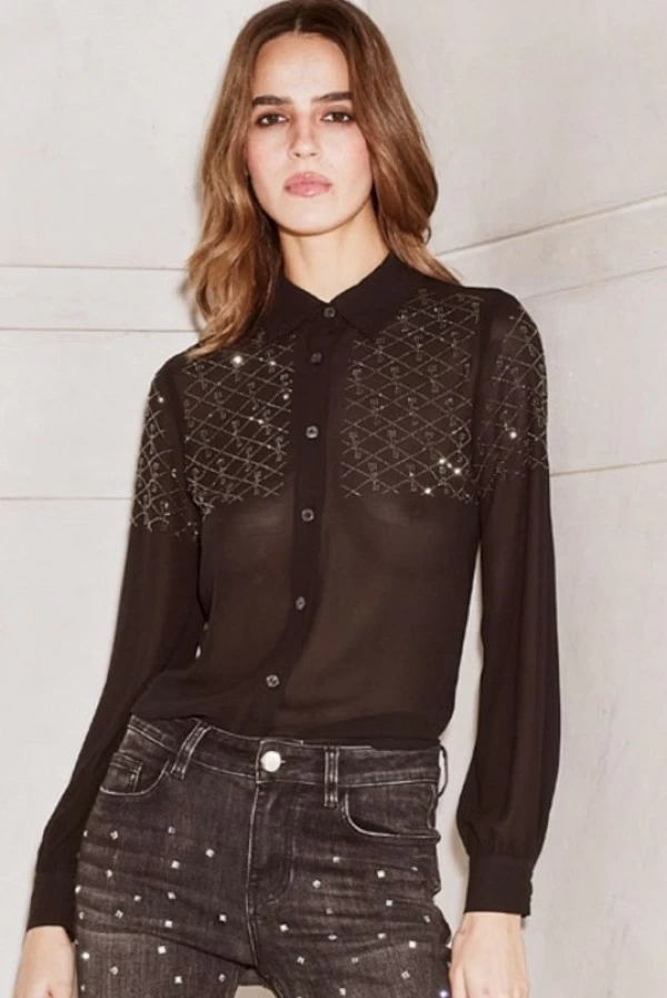 camisa negra con letras strass trash and luxury