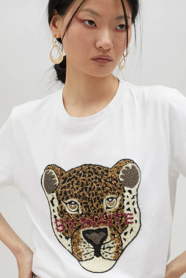 Camiseta blanca con león frontal de pedrería lola casademunt