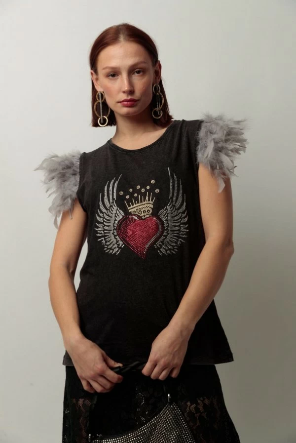 camiseta chill buy negro desteñido plumas grises