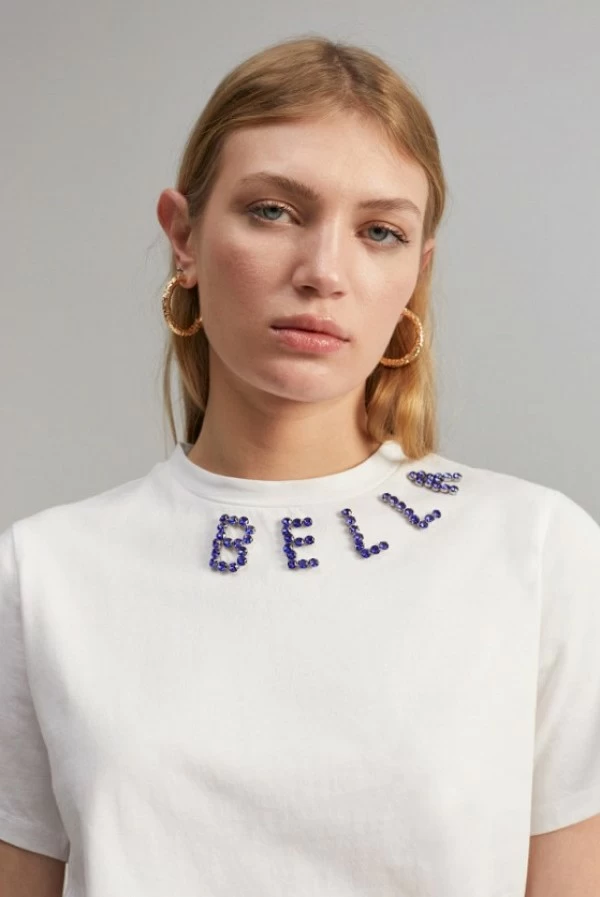 camiseta lola casademunt letras bella en pedreria