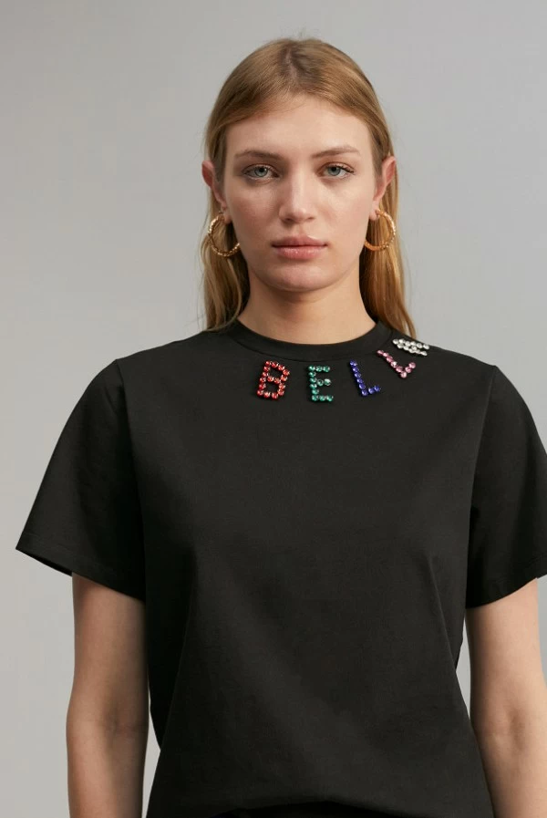 camiseta lola casademunt letras bella en pedreria