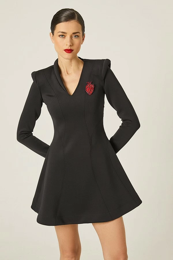 vestido negro masavi neopreno con broche corazon rojo