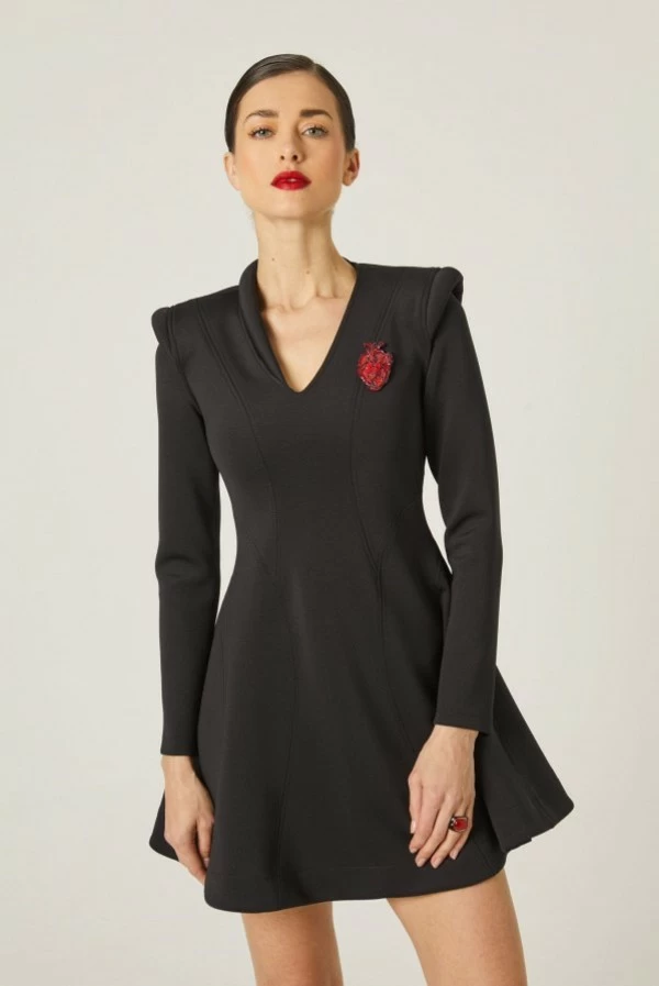 vestido negro masavi neopreno con broche corazon rojo