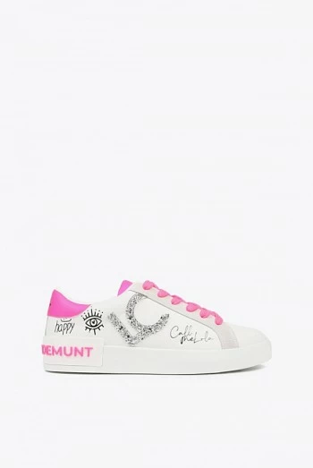 Zapatillas blancas con grabados graffiti lola casademunt