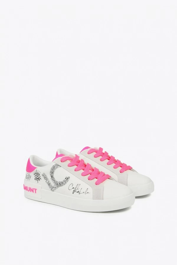 Zapatillas blancas con grabados graffiti lola casademunt