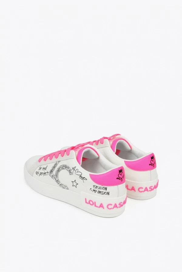 Zapatillas blancas con grabados graffiti lola casademunt