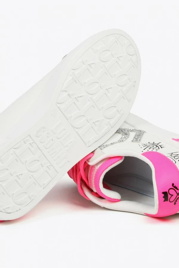 Zapatillas blancas con grabados graffiti lola casademunt